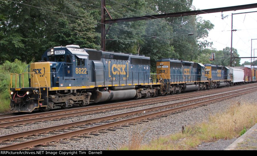 CSX 8822 leads C770